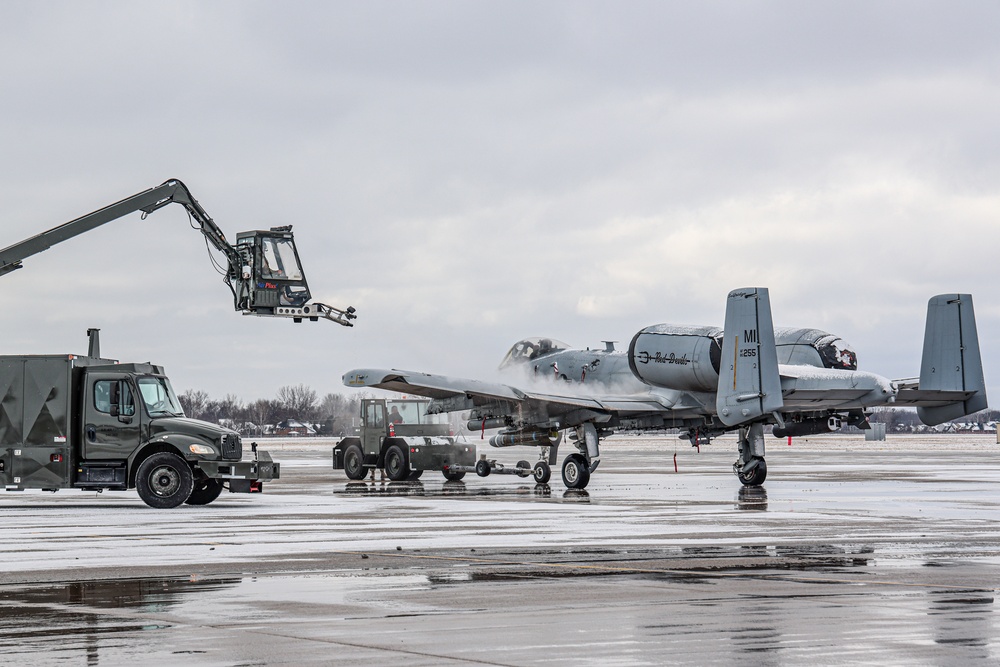 Maintainers deice an A-10 Thunderbolt II aircraft at Selfridge Air National Guard Base, Michigan