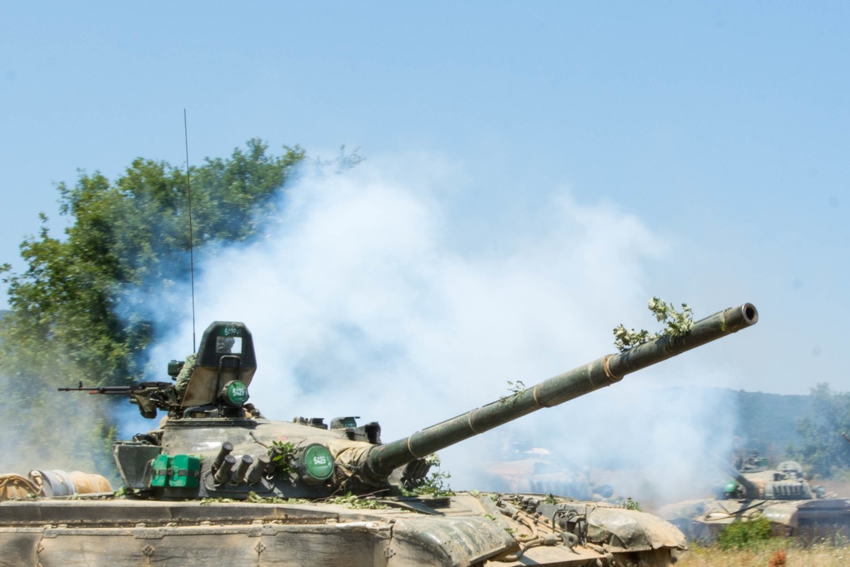 T-72 tanks maneuvering in formation