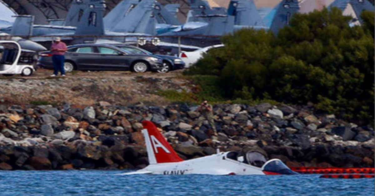 T-45C Goshawk Crashes San Diego Bay