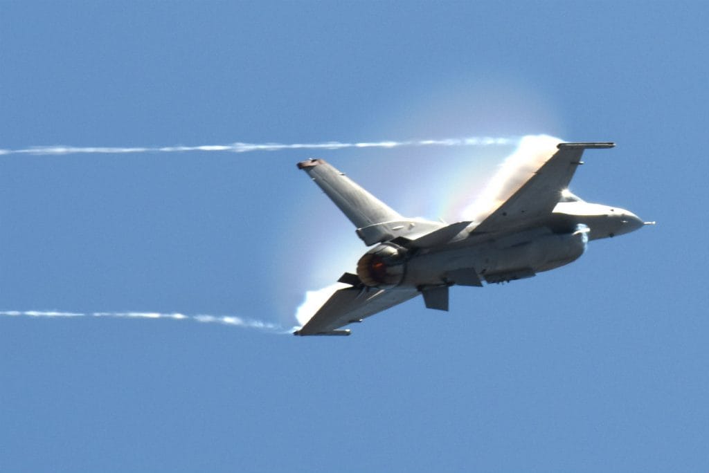 F-16 Fighting Falcon Vapor trails