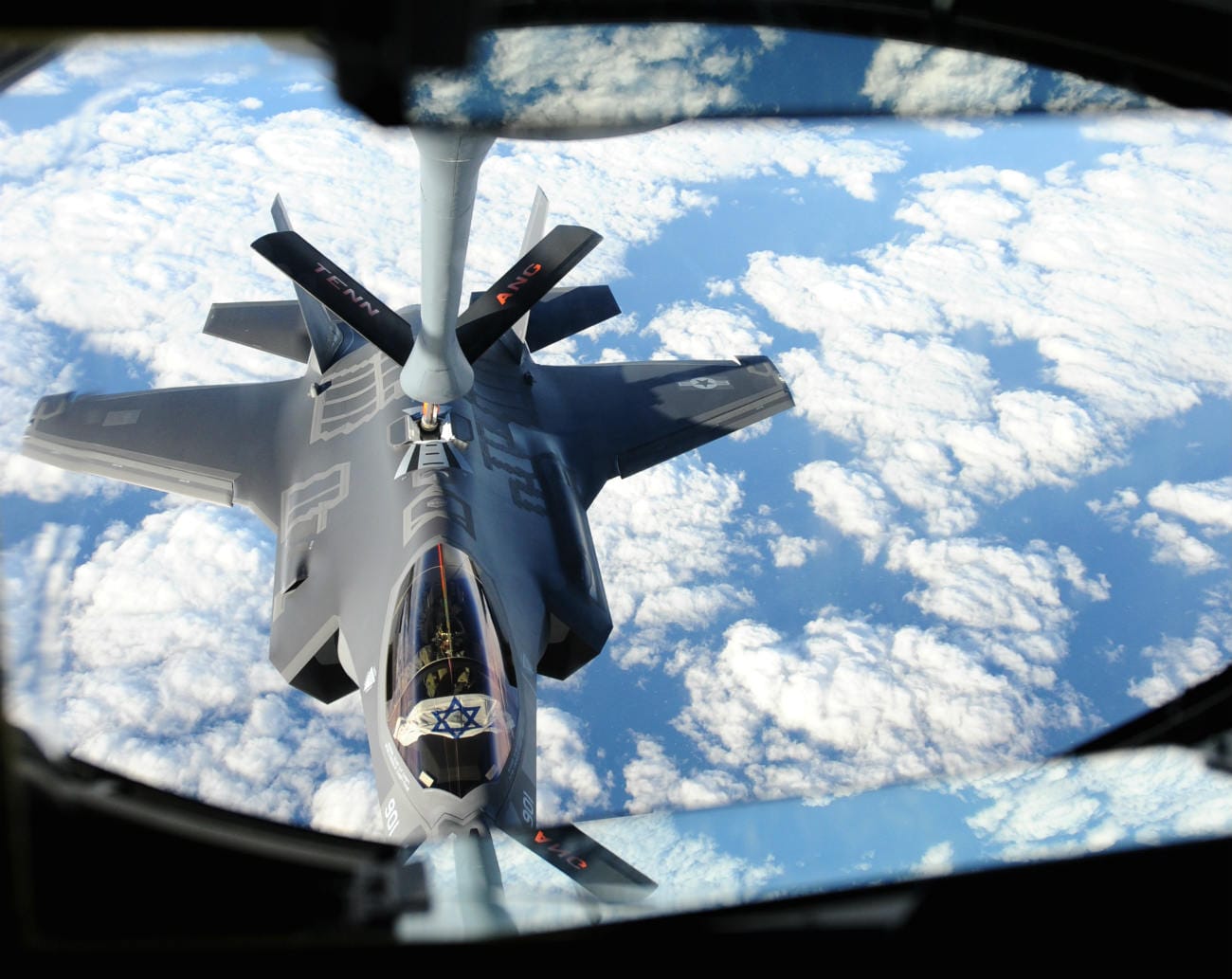 F-35 Images Lightning Refuel