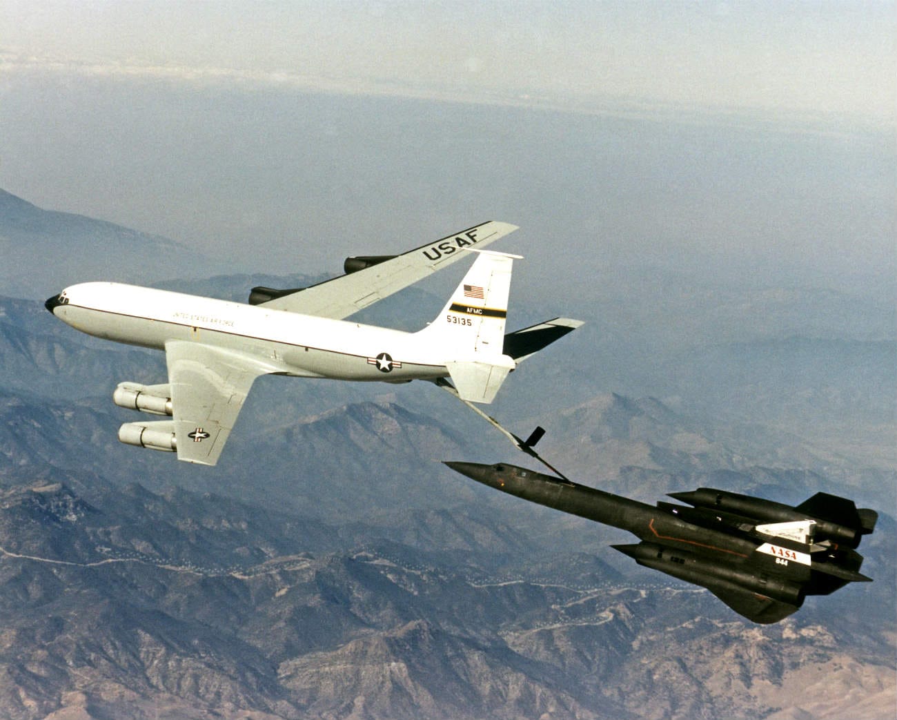 SR-71 Blackbird aircraft refuel