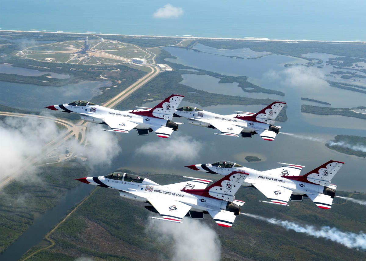 F-16 Thunderbirds in Flight