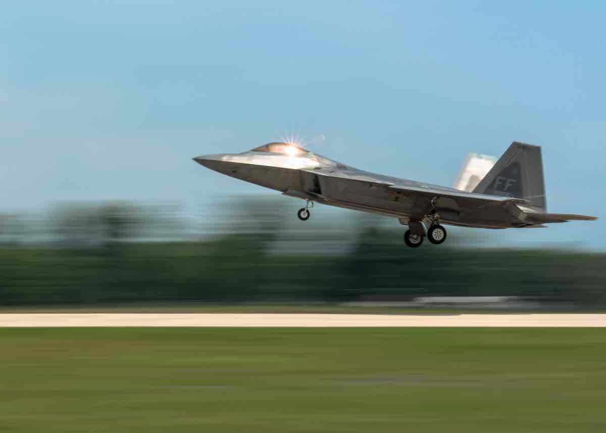 F-22 landing