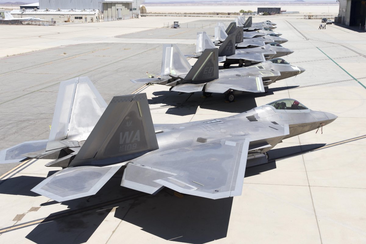 F-22 Lined up, F-22 facts