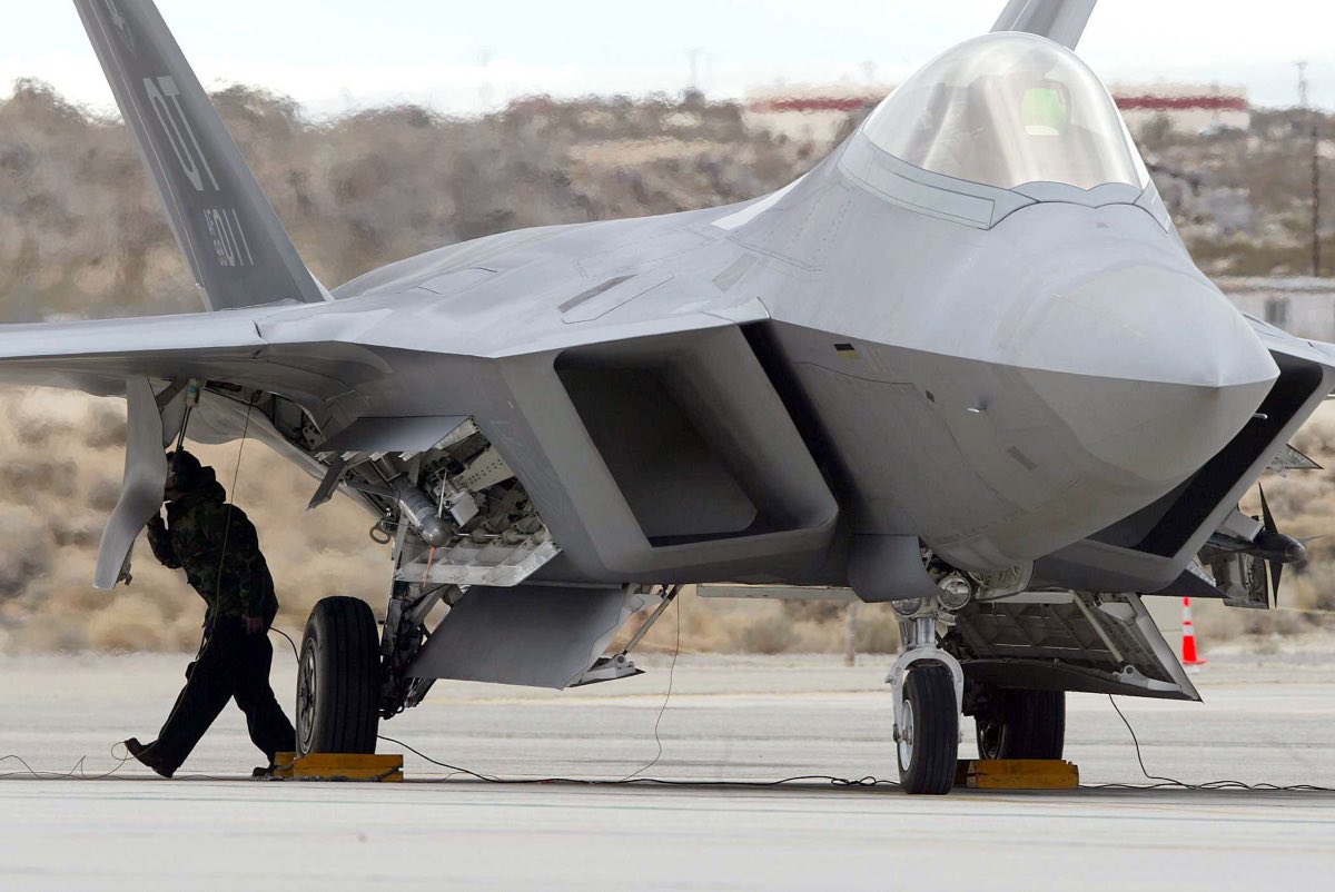 F-22 loading weapons, F-22 facts