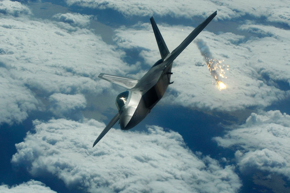 F-22 shooting flare